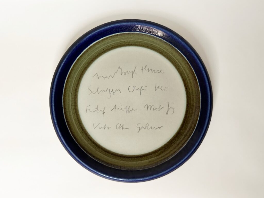 Teller, beschriftet mit einer Fantasieschrift