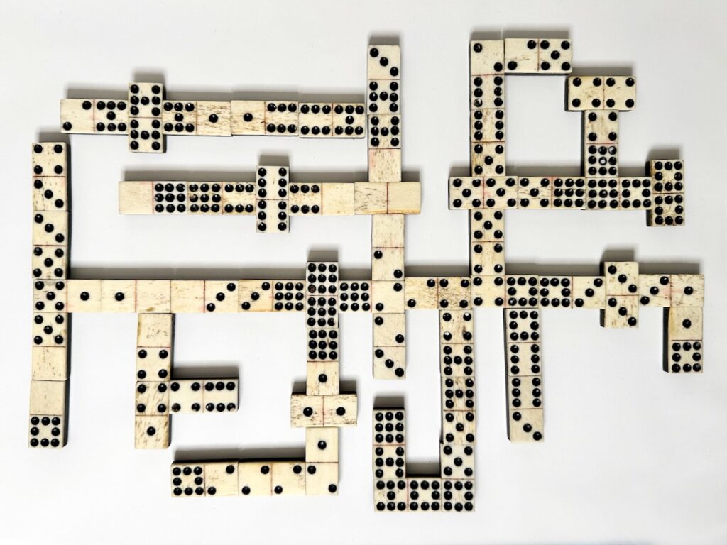 Reihen aus Dominosteinen, bei denen kreuz und quer an vielen Stellen angelegt wurde